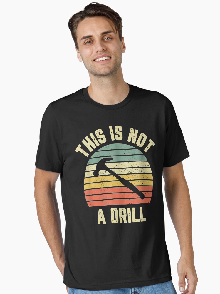 Aperçu 1 sur 7. T-shirt essentiel avec l'œuvre Ce n'est pas une blague de papa pour homme créée et vendue par AntwoneStudio.