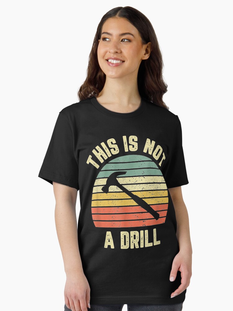 Aperçu 2 sur 7. T-shirt essentiel avec l'œuvre Ce n'est pas une blague de papa pour homme créée et vendue par AntwoneStudio.