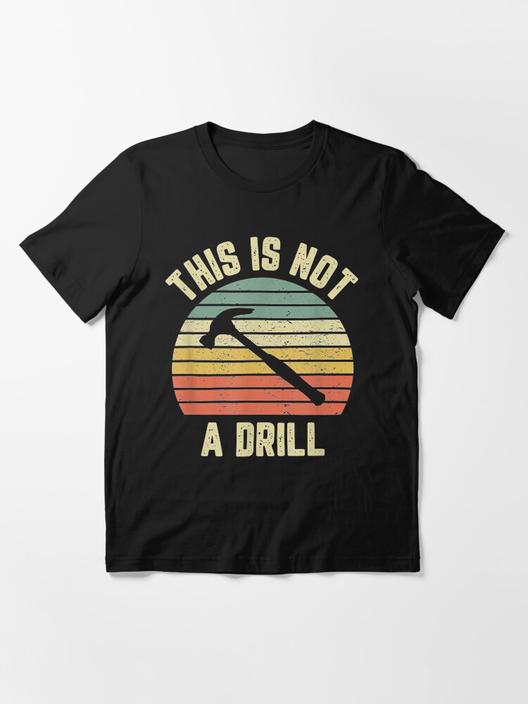 Aperçu 3 sur 7. T-shirt essentiel avec l'œuvre Ce n'est pas une blague de papa pour homme créée et vendue par AntwoneStudio.