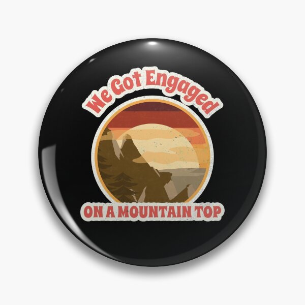 Artikelvorschau, Wir haben uns auf einem Berggipfel verlobt, Verlobungspaar Geschenk, Vintage Sonnenuntergang, Verlobungsfoto Shirts, Verlobte Verlobte Wanderung entworfen und verkauft von sableandshadow.