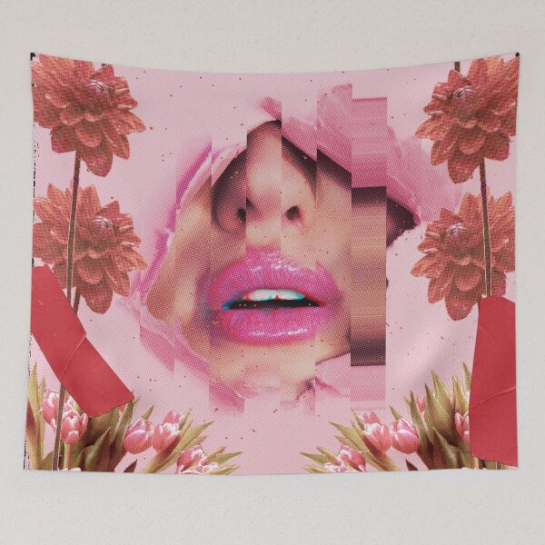 Aperçu de l'œuvre Little Red Hiding - Maquillage et fleurs créée et vendue par Rcasadesign.
