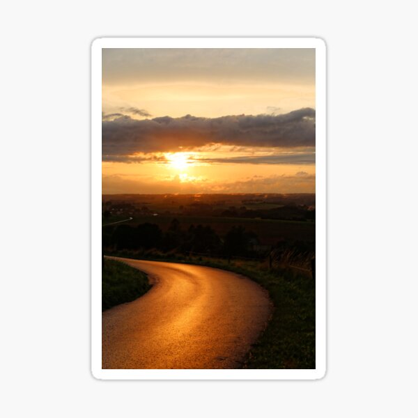 Reflet du soleil sur une route de campagne ensoleillée Sticker