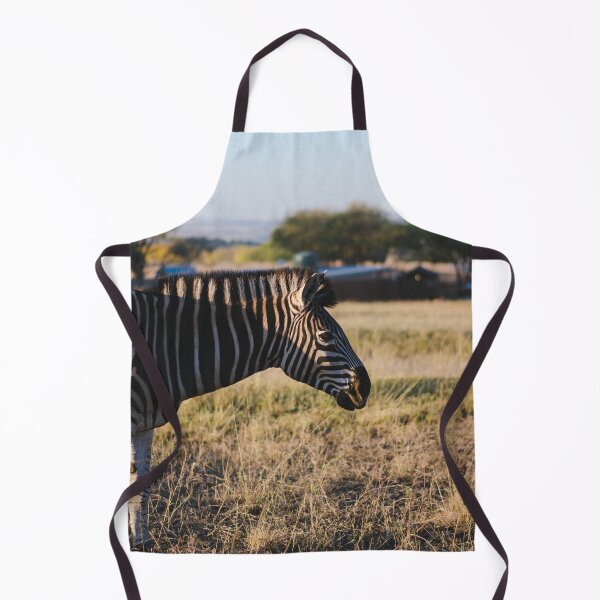 Artikelvorschau,  Südafrika - Ein charmantes Zebra, das in die Kamera schaut, während es die Sonne in der Savanne genießt. entworfen und verkauft von Carmen Jost.