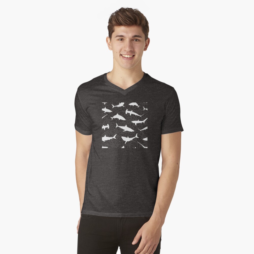 Vista previa del artículo con la obra «Camiseta de cuello en V», diseñado y vendido por CreativeTwins.