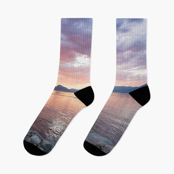 Artikelvorschau, Dramatischer Sonnenuntergang und Boot auf Okanagan See entworfen und verkauft von Amy Mitchell.