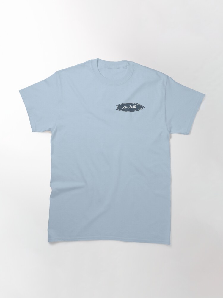 Aperçu 3 sur 7. T-shirt classique avec l'œuvre Typographie La Jolla Surfboard créée et vendue par divotomezove.
