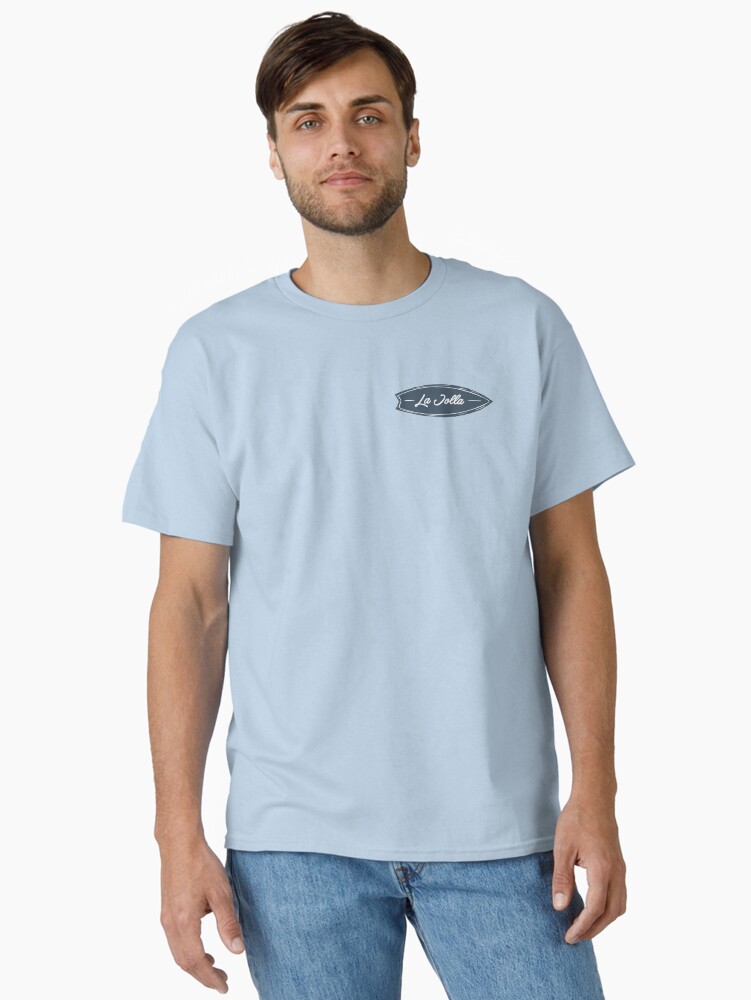 Aperçu 1 sur 7. T-shirt classique avec l'œuvre Typographie La Jolla Surfboard créée et vendue par divotomezove.