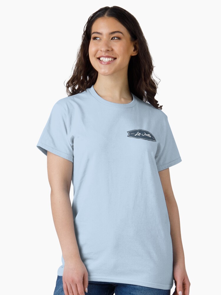 Aperçu 2 sur 7. T-shirt classique avec l'œuvre Typographie La Jolla Surfboard créée et vendue par divotomezove.