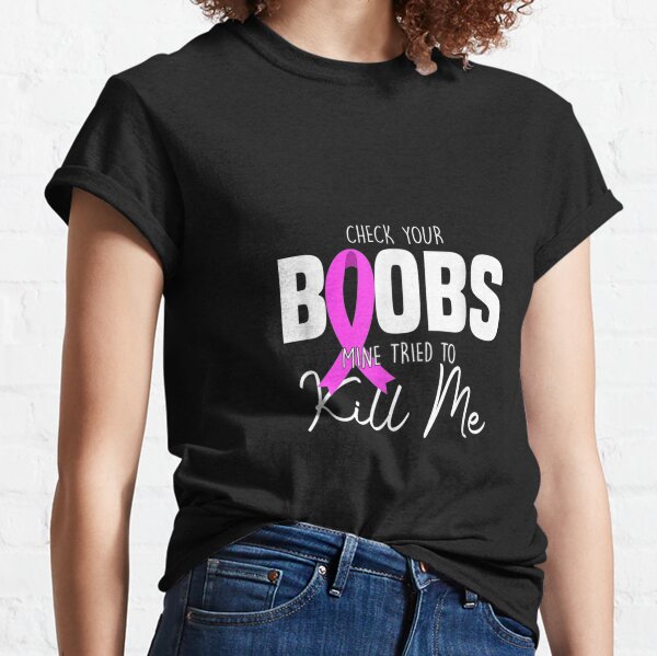 Überprüfen Sie Ihre Brüste Mine versucht, mich Brustkrebs Geschenk T-Shirt zu töten Classic T-Shirt