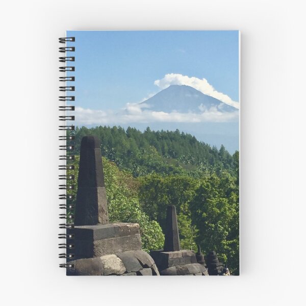 Artikelvorschau, Mount Merapi vom Borobudur Tempel Java Indonesien entworfen und verkauft von HolidayTees.