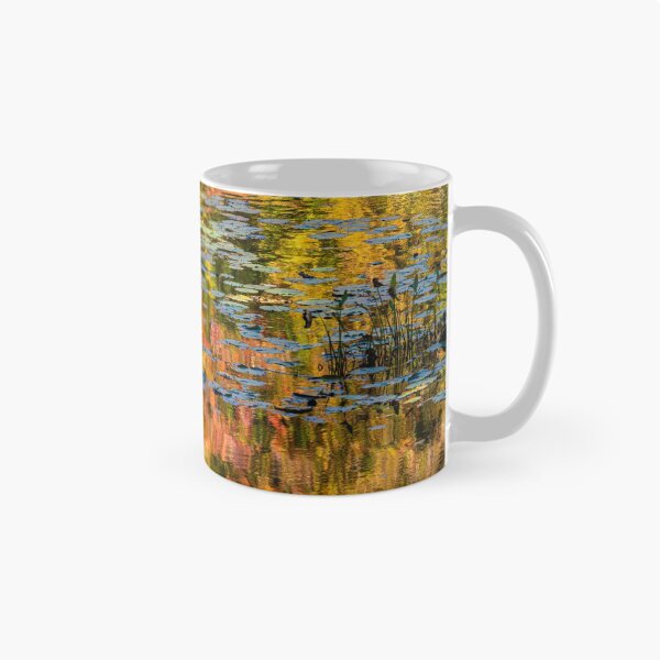 Artikelvorschau, Herbstblätter, die auf Wasser mit Lily Pads reflektieren entworfen und verkauft von Mike Koenig.