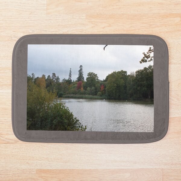 Artikelvorschau, Herbstbäume über See entworfen und verkauft von GNHCreative.