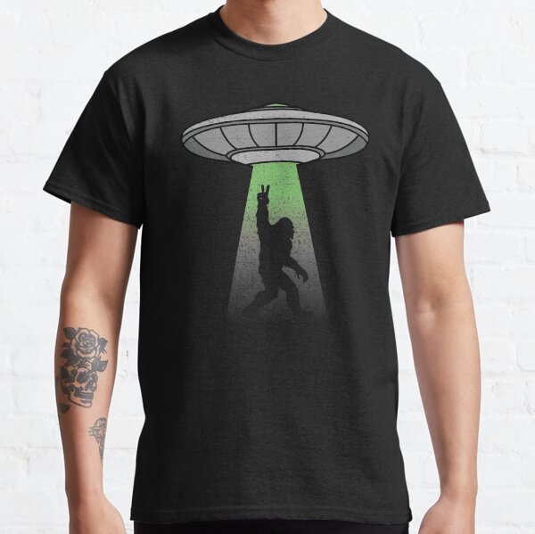 Funny Bigfoot UFO Peace Out 2020 Classic T-Shirt