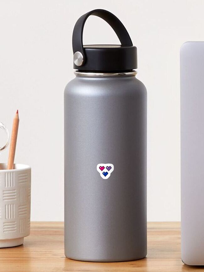 Aperçu 1 sur 3. Sticker avec l'œuvre Coeurs de pixels bisexuels créée et vendue par FadedPenny.
