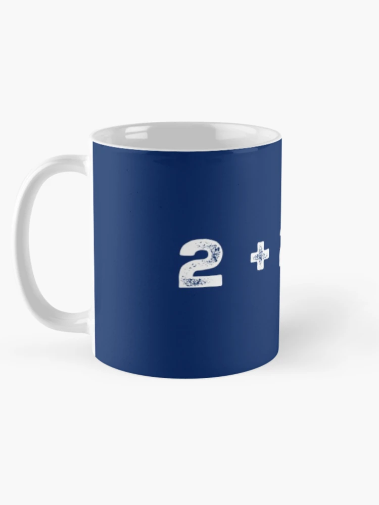 Aperçu 5 sur 6. Mug à café avec l'œuvre 2 + 2 = 4 créée et vendue par Jon Raso.