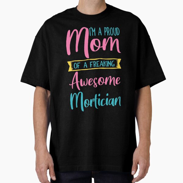 Vista previa del artículo con la obra «I'm a Proud Mom Of A Freaking Awesome Mortician Camiseta», diseñado y vendido por ZANKELLO.
