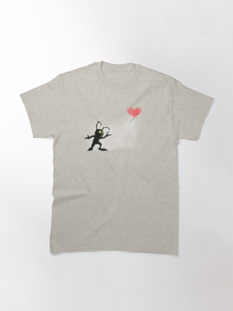 Imagen 3 de 7, Camiseta clásica con la obra Kingdom Graffiti / Kingdom Hearts, diseñada y vendida por Ruwah.