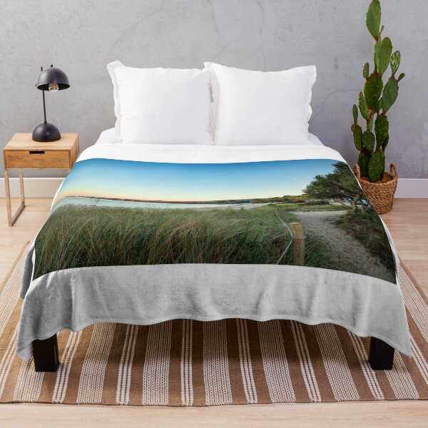 Vista previa del artículo con la obra «Vistas a la playa y Old Harry Rocks en South Beach, Studland, Dorset. Tomada al anochecer», diseñado y vendido por Victoria Ashman.
