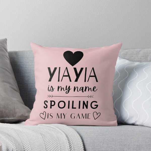 Vista previa del artículo con la obra «Yiayia Is My Name Spoiling Is My Game Regalo divertido de la abuela griega», diseñado y vendido por TheStudioBee.