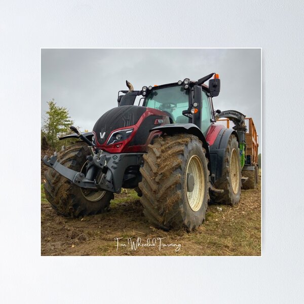 Aperçu de l'œuvre  Tracteur Valtra par l'agriculture à quatre roues créée et vendue par FourWheeledFarm.