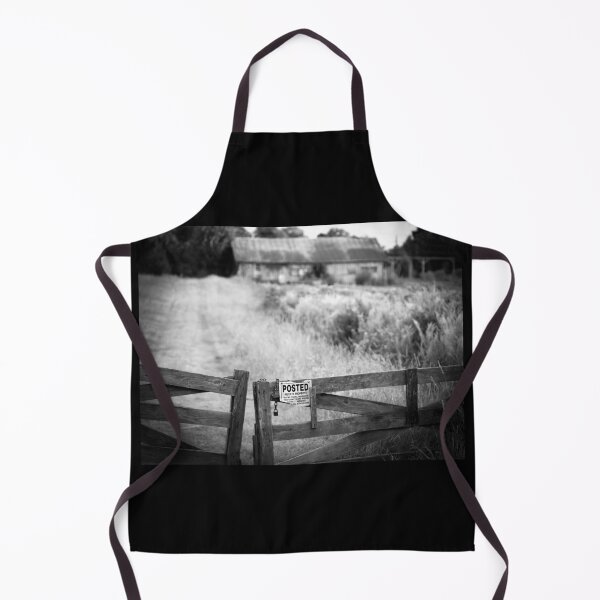 Aperçu de l'œuvre Barnyard Gate - ancienne ferme - paysage photographie noir et blanc - Art créée et vendue par Cultural Creations Merch.