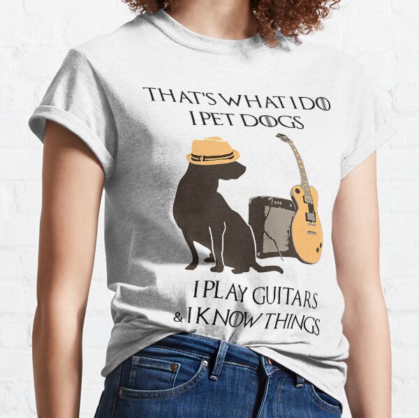C'est-ce-que-je-fais-je-des-chiens-de-compagnie-je-joue-des-guitares-je-sais-des-choses T-shirt classique