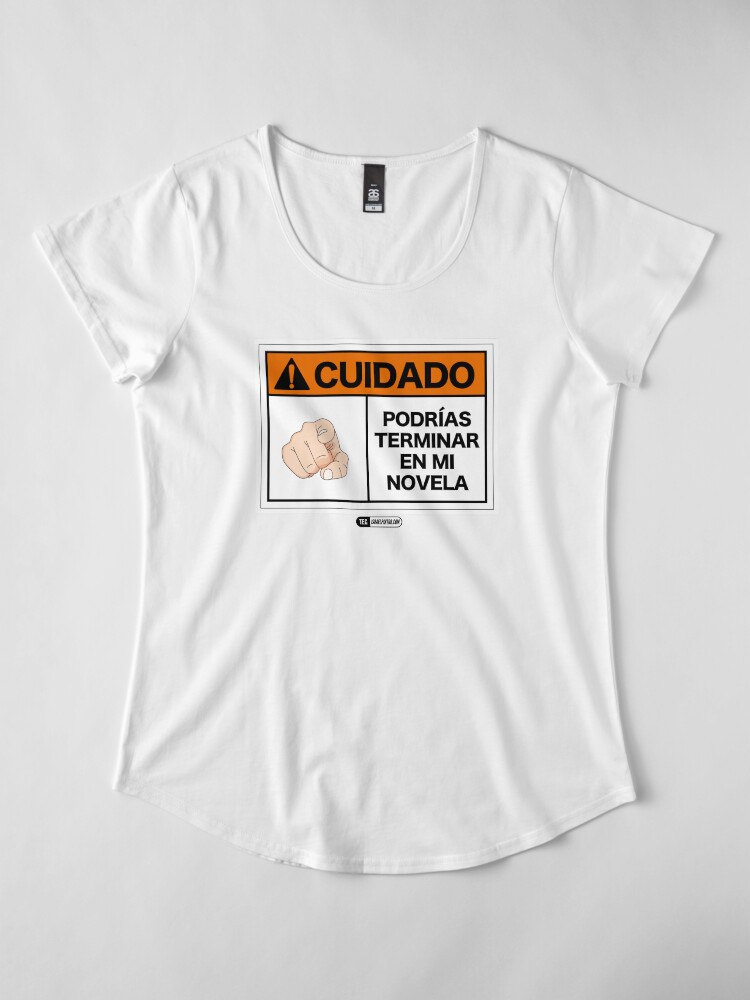 Vista alternativa de Camiseta premium de cuello ancho ¡Cuidado! Podrías terminar en mi novela