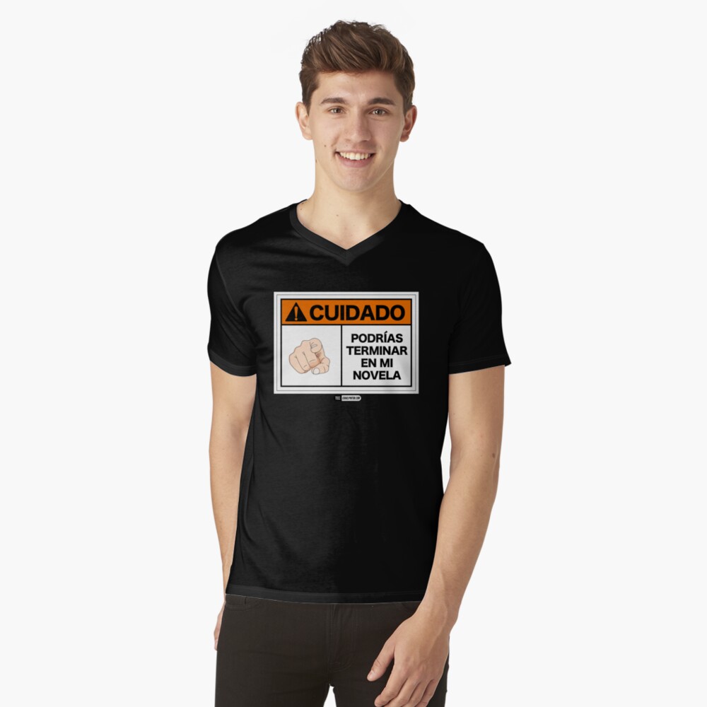 ¡Cuidado! Podrías terminar en mi novela Camiseta de cuello en V