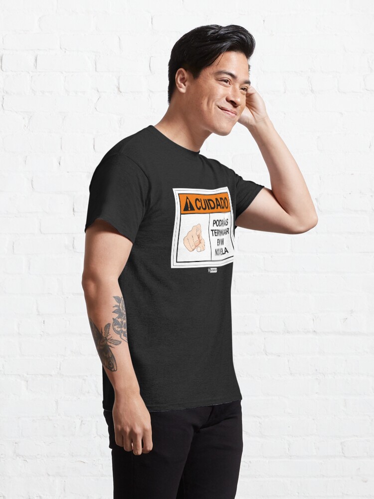Vista alternativa de Camiseta clásica ¡Cuidado! Podrías terminar en mi novela