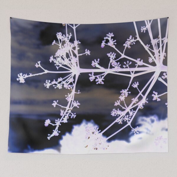 Aperçu de l'œuvre Apparence de flocon de neige plante en herbe avec fond de ciel sombre nuageux créée et vendue par StayCuztom.
