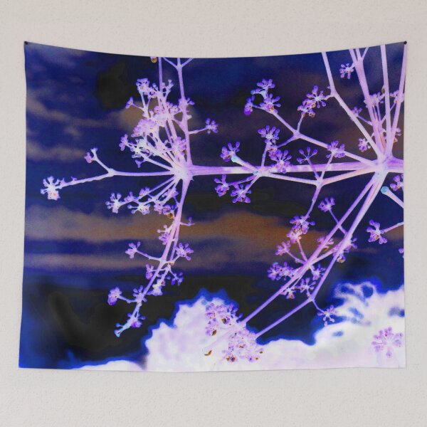 Aperçu de l'œuvre Plante en herbe d'apparence de flocon de neige avec fond de ciel sombre nuageux_ couleurs inversées créée et vendue par StayCuztom.