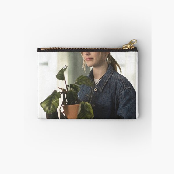 Artikelvorschau, Die Verfolgung von BLY MANOR POSTER entworfen und verkauft von cuffed.