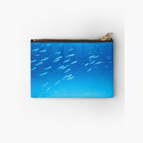 Artikelvorschau, Fischschwarm im strahlend blauen Wasser entworfen und verkauft von ittybittyowl.