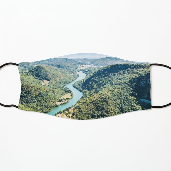 Campagne de paysage vallonné français avec vue sur la rivière Ain en été Masque enfant