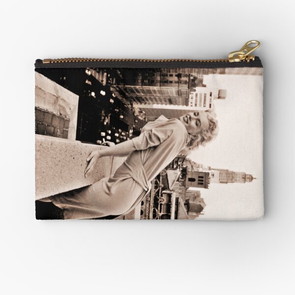 Artikel-Vorschau von "Marilyn Takes Manhattan" -Serie | MM ikonisches Sepia-Foto, designt und verkauft von Gascondi.