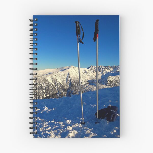 Aperçu de l'œuvre Beau paysage d'hiver. Neige sur la montagne avec fond de ciel bleu. Bâtons de ski avec des gants d'hiver à côté d'eux. créée et vendue par trinitronboy.