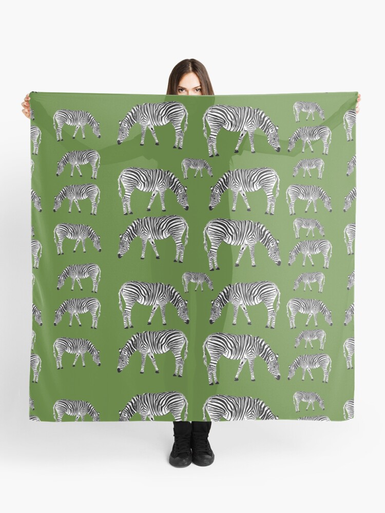 Aperçu 1 sur 3. Foulard avec l'œuvre Motif animal zèbre noir et blanc sur fond vert créée et vendue par Abbara.