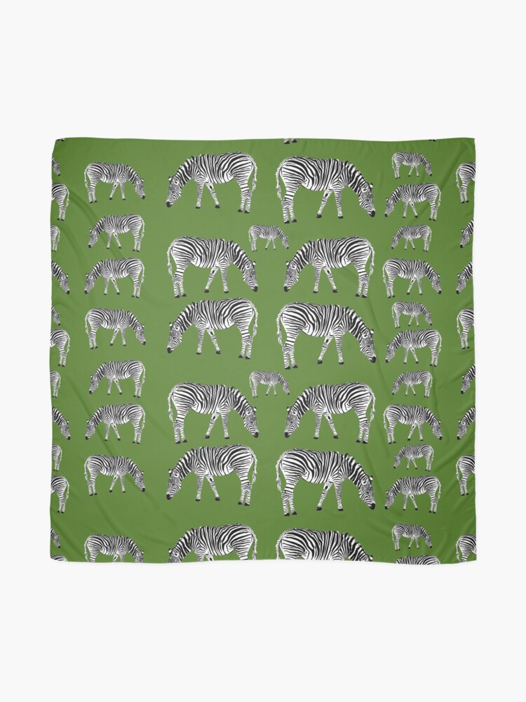 Aperçu 2 sur 3. Foulard avec l'œuvre Motif animal zèbre noir et blanc sur fond vert créée et vendue par Abbara.