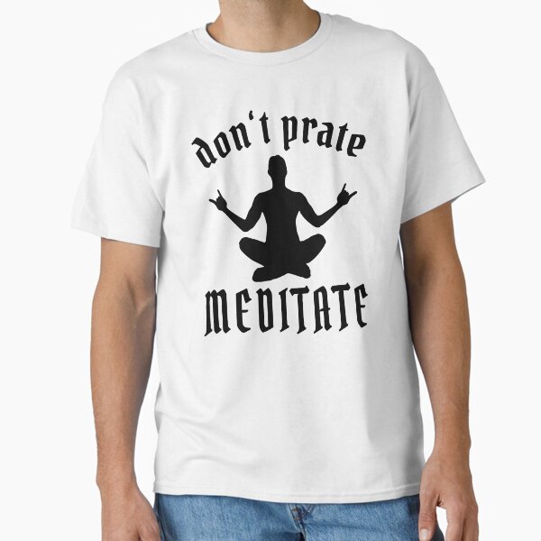 Vista previa del artículo con la obra «No prate Medita Divertido juego de palabras de yoga Padmasana Gesto de metal», diseñado y vendido por Carl's Clothing.
