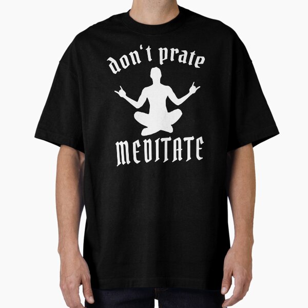Vista previa del artículo con la obra «Padmasana No prate Medita Divertido juego de palabras de yoga Gesto de metal», diseñado y vendido por Carl's Clothing.