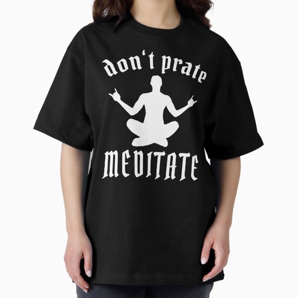 Vista previa del artículo con la obra «Padmasana No prate Medita Divertido juego de palabras de yoga Gesto de metal», diseñado y vendido por Carl's Clothing.