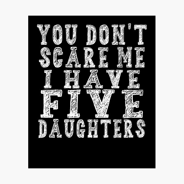 Aperçu de l'œuvre Vous ne me faites pas peur, j'ai cinq filles T-shirt - Chemise drôle de papa 5 filles pour hommes - T-shirt papa vintage pour la fête des pères Noël créée et vendue par majeed10.