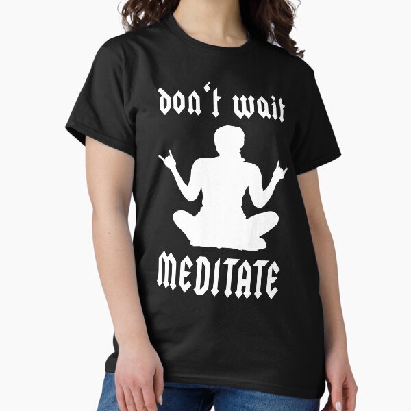 Vista previa del artículo con la obra «Divertido juego de palabras de yoga No esperes Medita Padmasana Gesto de metal», diseñado y vendido por Carl's Clothing.