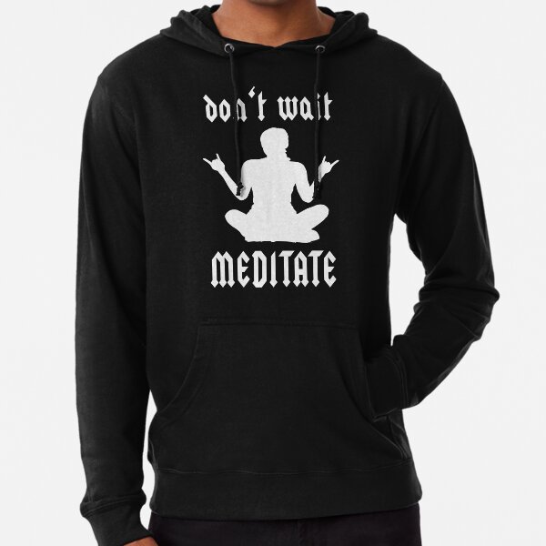 Vista previa del artículo con la obra «Divertido juego de palabras de yoga No esperes Medita Padmasana Gesto de metal», diseñado y vendido por Carl's Clothing.