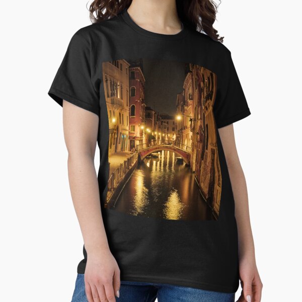 Aperçu de l'œuvre Vue de nuit romantique créée et vendue par CrazyHowCool.