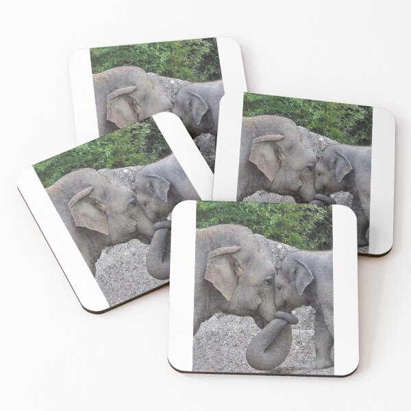 Artikelvorschau, Ein Elefant und ein schönes Elefantenbaby, die sich liebevoll umarmen. entworfen und verkauft von prithvi chand.