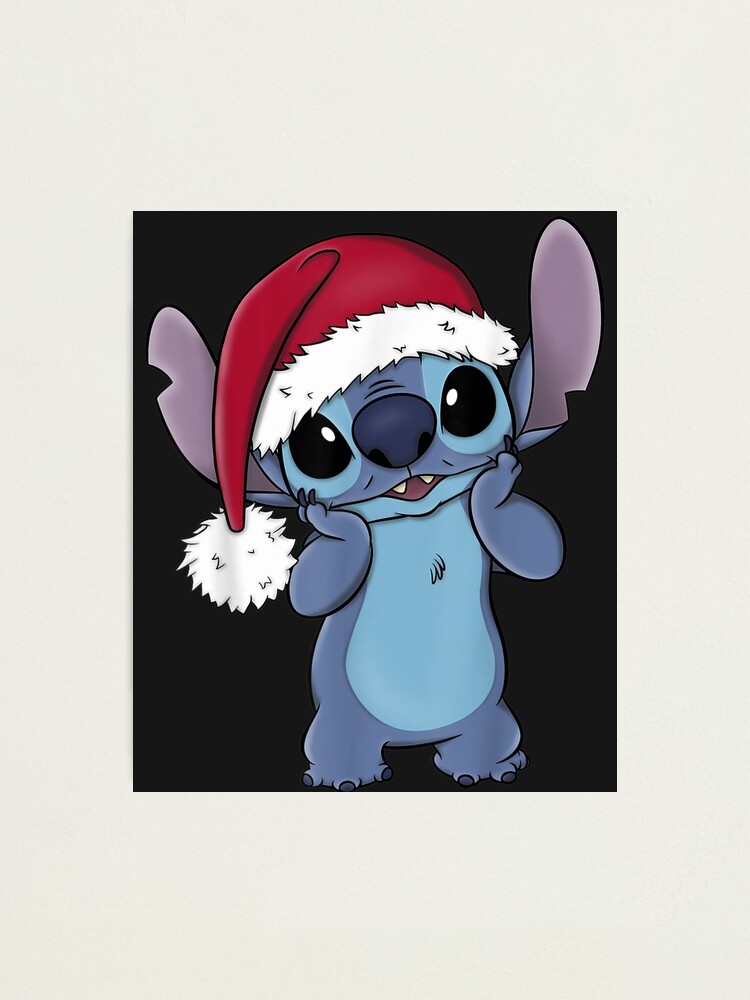 Lámina fotográfica «Lilo & Stitch Navidad Santa Hat Stitch Portrait» de  JungneyLadakh | Redbubble