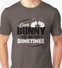 Jeder Bunny braucht manchmal einen Bunny Unisex T-Shirt