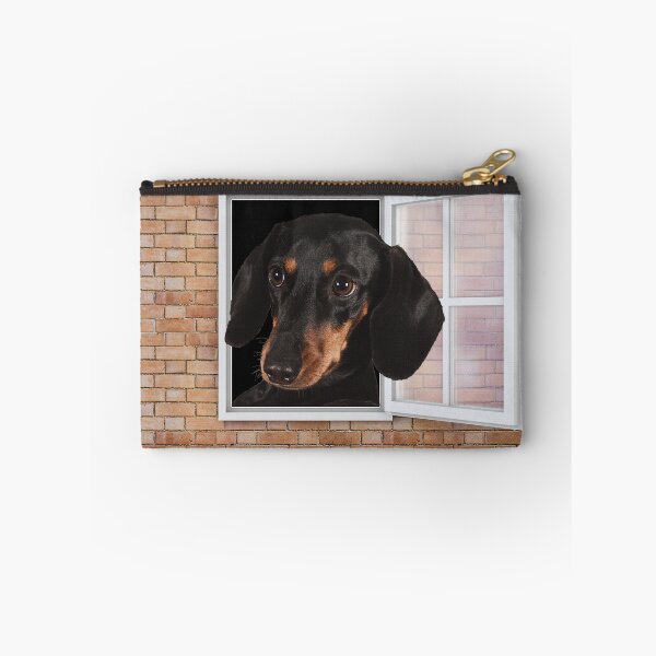 Artikelvorschau, Neugieriger Dackelhund schaut aus dem Fenster – Ziegelmauer entworfen und verkauft von ittybittyowl.