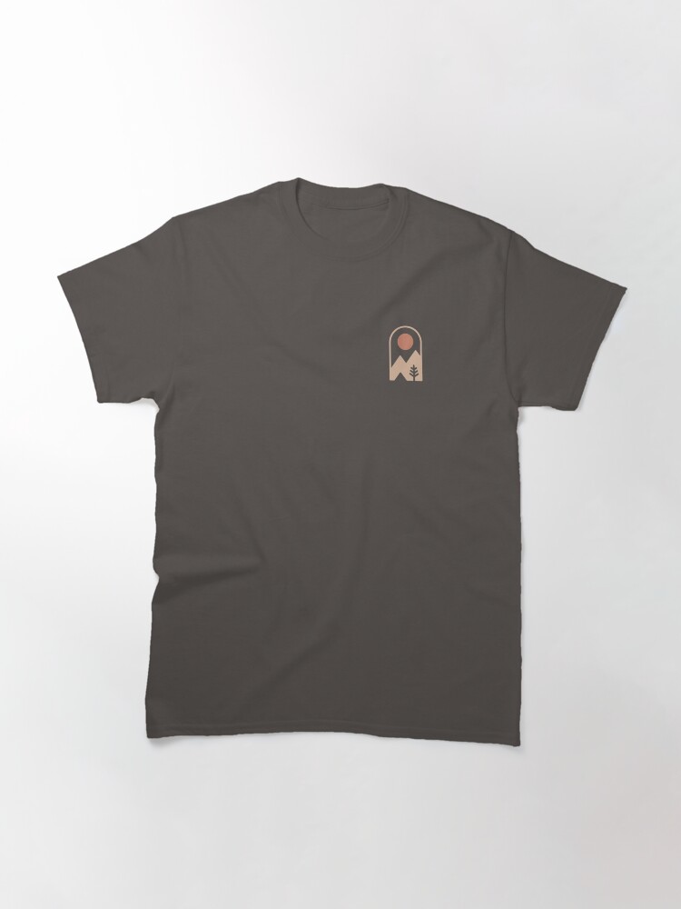 Imagen 3 de 7, Camiseta clásica con la obra fin de semana salvaje, diseñada y vendida por thepapercrane.